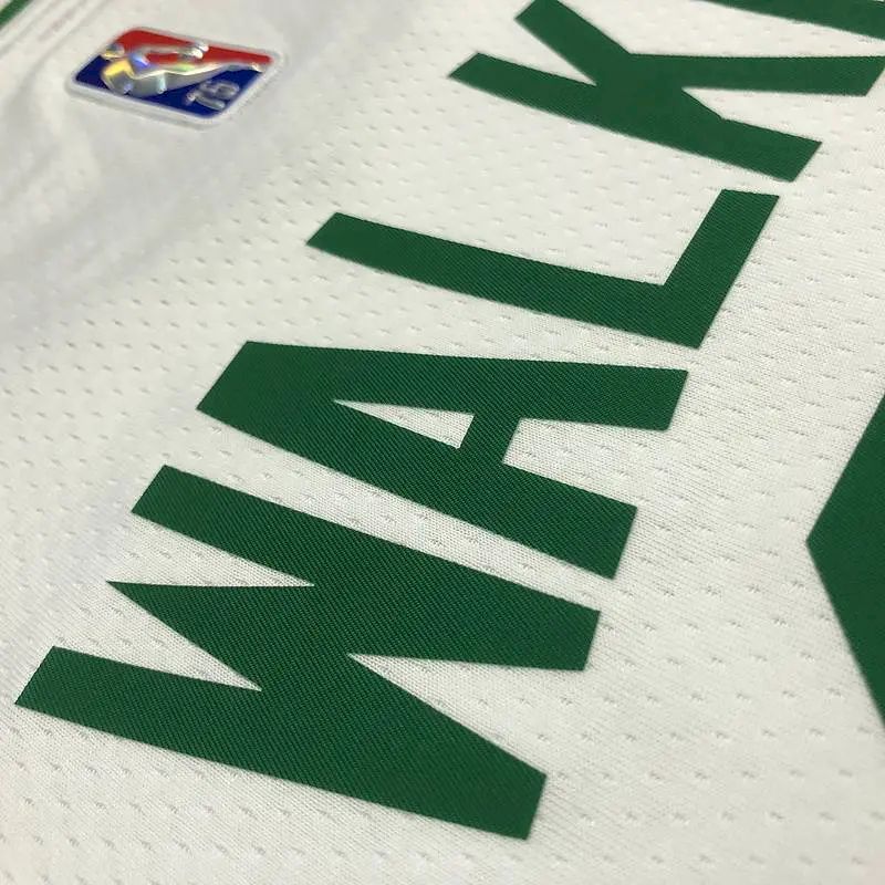 Camisa masculina Kemba Walker branca da equipe – Edição de 75º aniversário