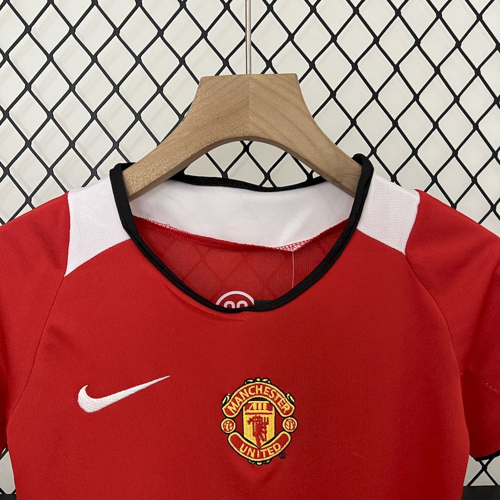 Camisa e shorts retrô infantil Manchester United 2004/06