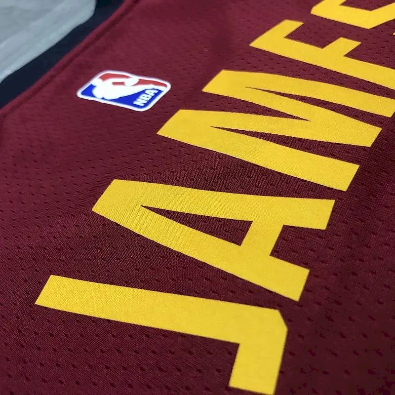 Camisa LeBron James Maroon Swingman Player Version Masculina – Edição Ícone