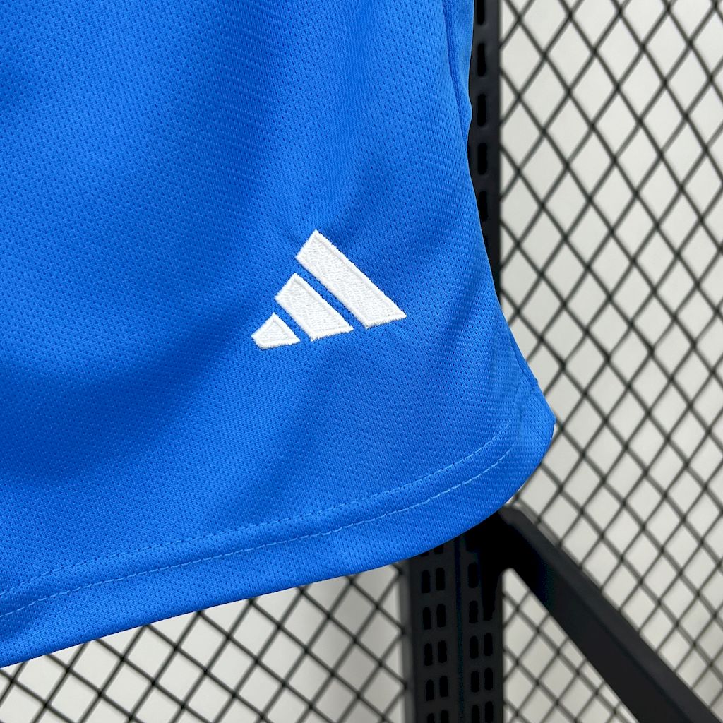 Kit infantil de treino pré-jogo do Real Madrid 2025/26