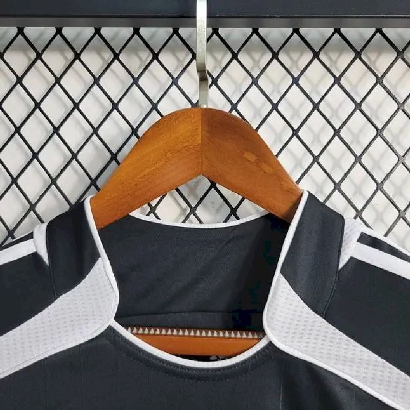 Camisa reserva retrô do Real Madrid 2006/07