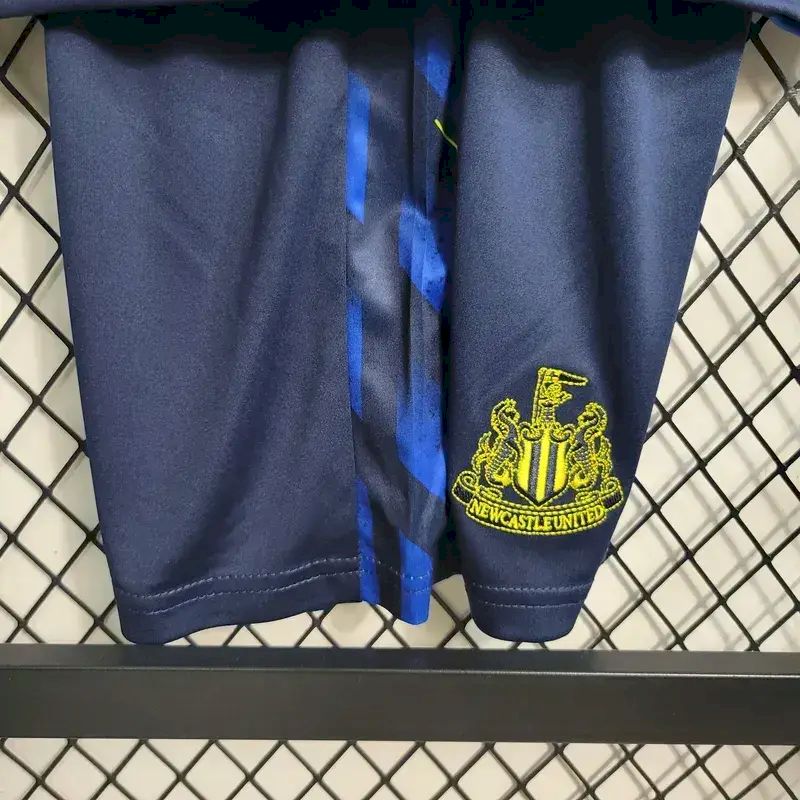Terceiro uniforme infantil do Newcastle United 2023/24