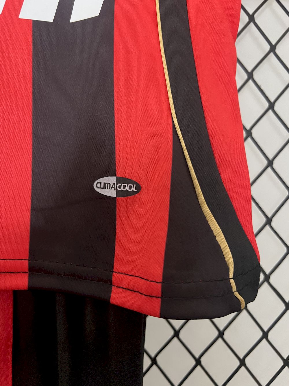 Camisa e shorts retrô infantil do AC Milan 2006/07