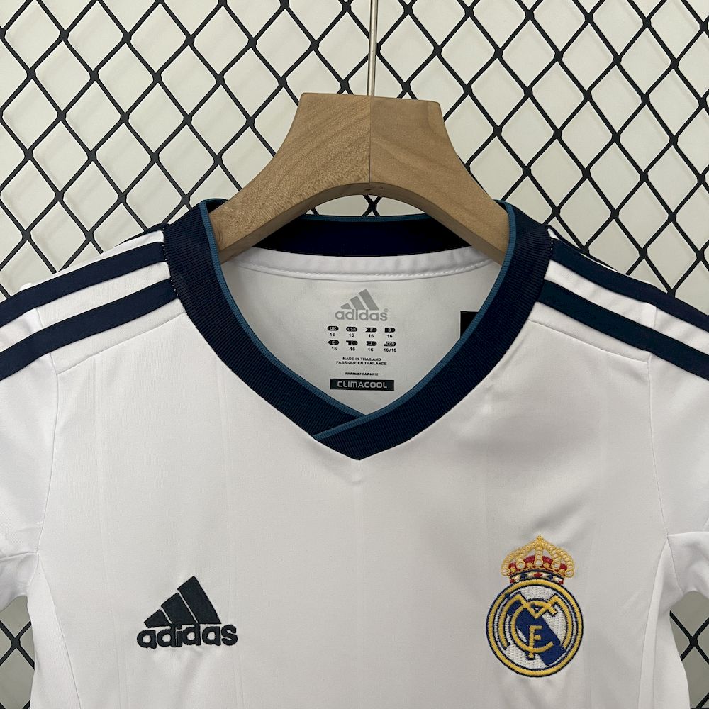 Camisa e shorts retrô infantil do Real Madrid 2012/13