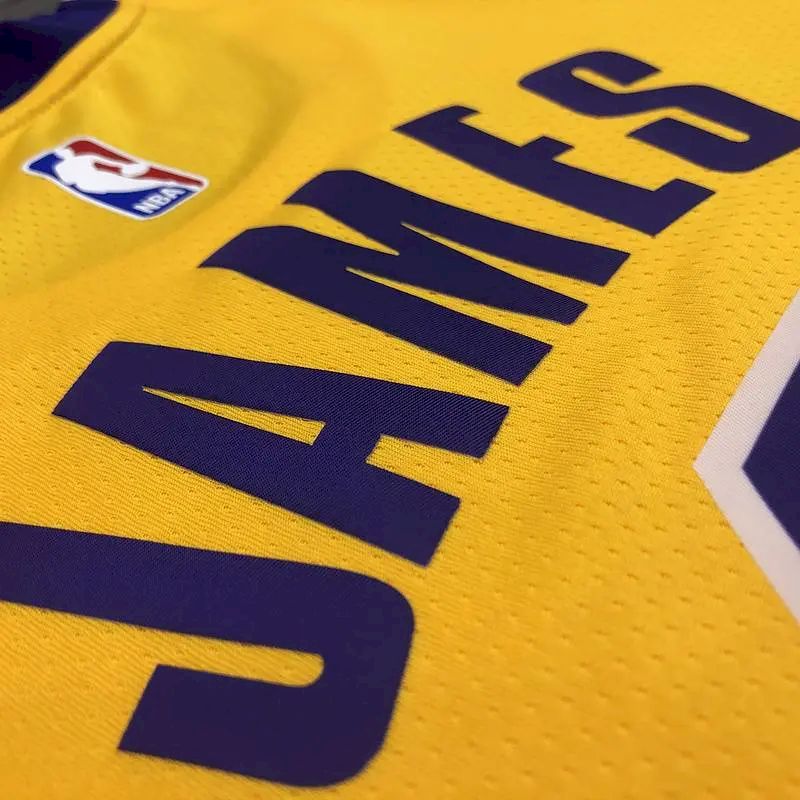 Camisa LeBron James Masculina 2020-21 Amarela Versão Jogador – Edição Clássica Retrô