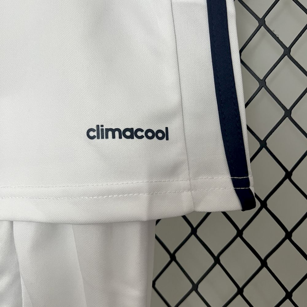 Camisa e shorts retrô infantil do Real Madrid 2016/17