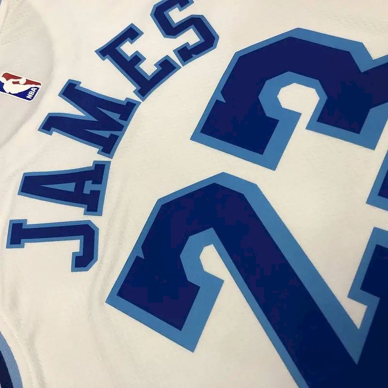 Camisa LeBron James Masculina Branca Versão Jogador – Edição Clássica Retrô