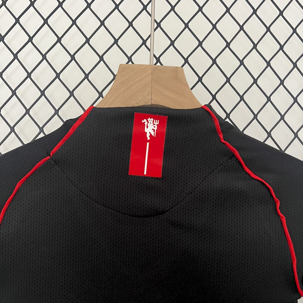 Camisa e shorts retrô infantil do Manchester United 2007/08