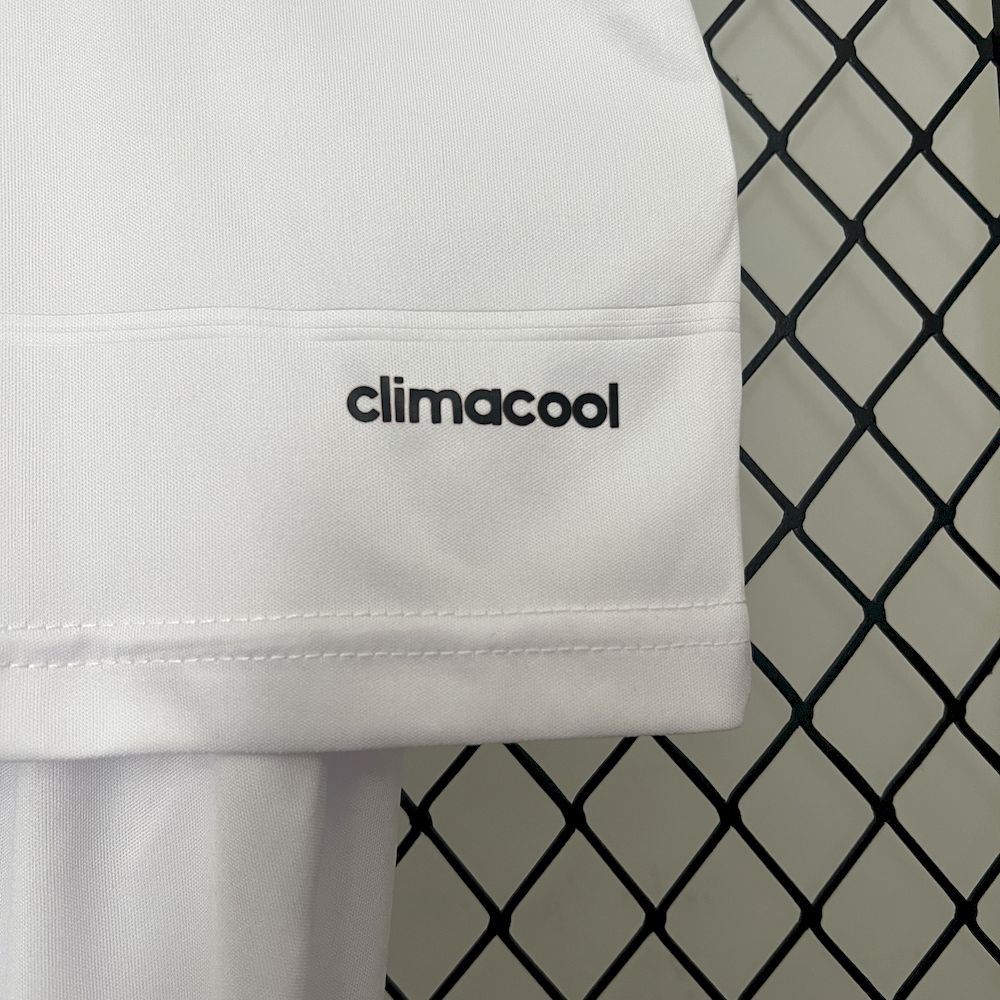 Camisa e shorts retrô infantil do Real Madrid 2013/14