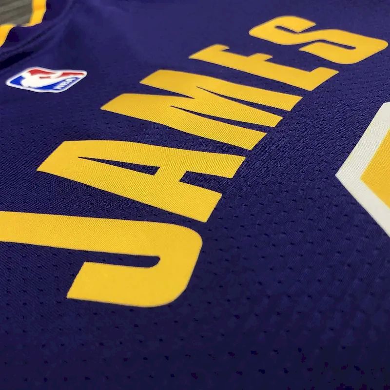 Camisa LeBron James Masculina Roxa 2020-21 Versão Jogador – Edição Clássica Retrô