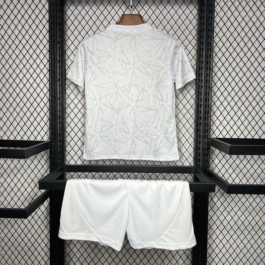 Kit infantil de treino pré-jogo do Real Madrid 2024/25