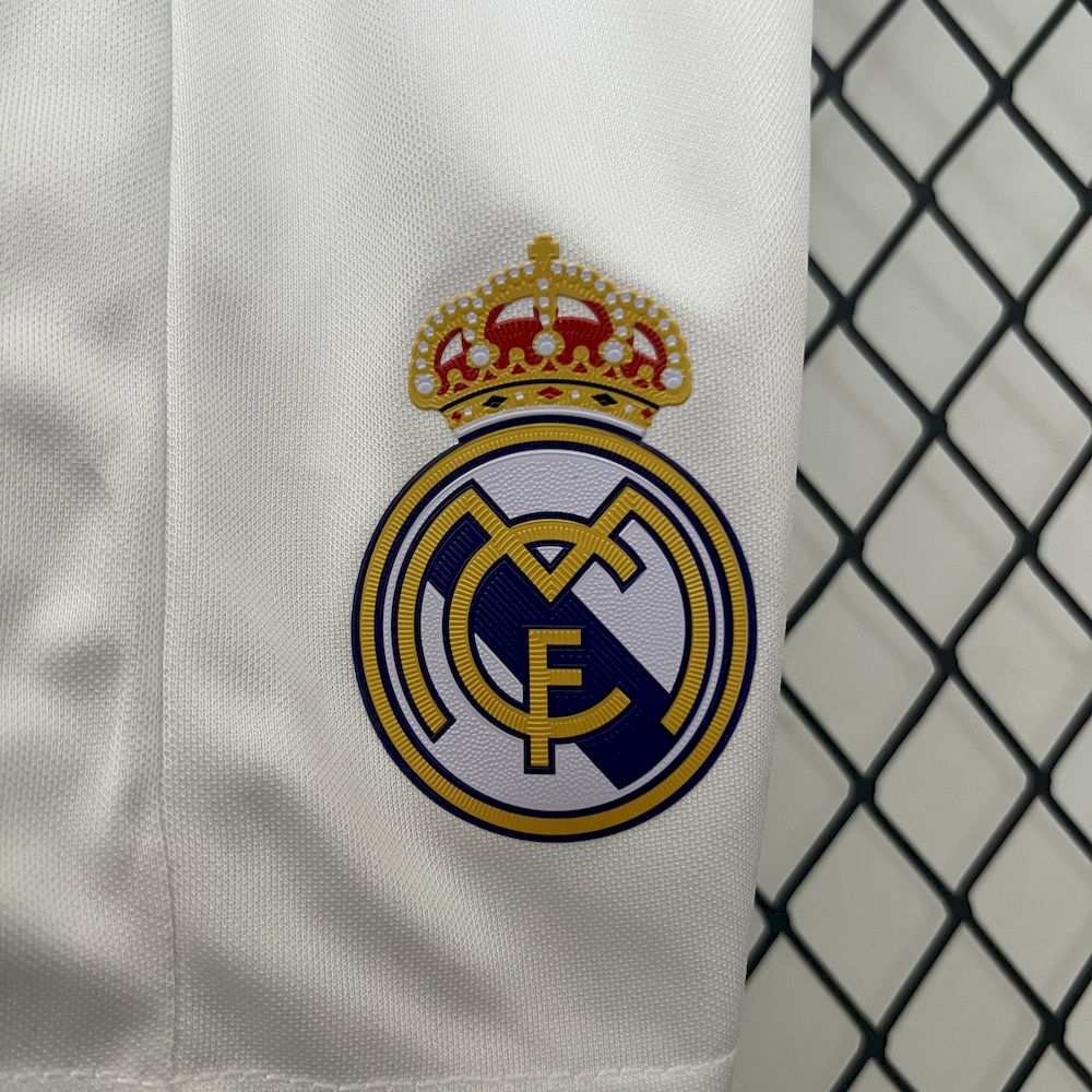 Camisa e shorts retrô infantil do Real Madrid 2016/17