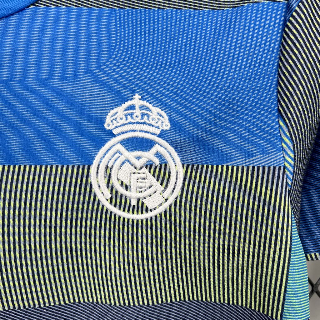 Kit infantil de treino pré-jogo do Real Madrid 2025/26