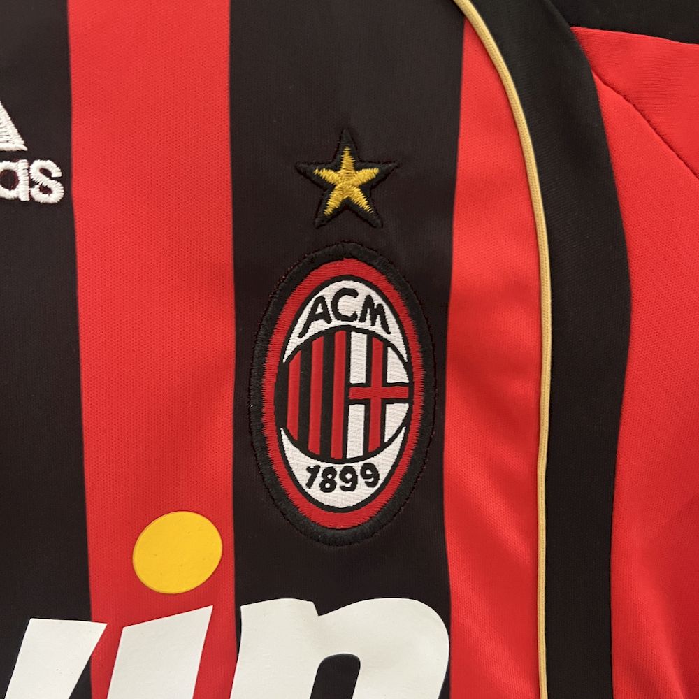 Camisa e shorts retrô infantil do AC Milan 2006/07