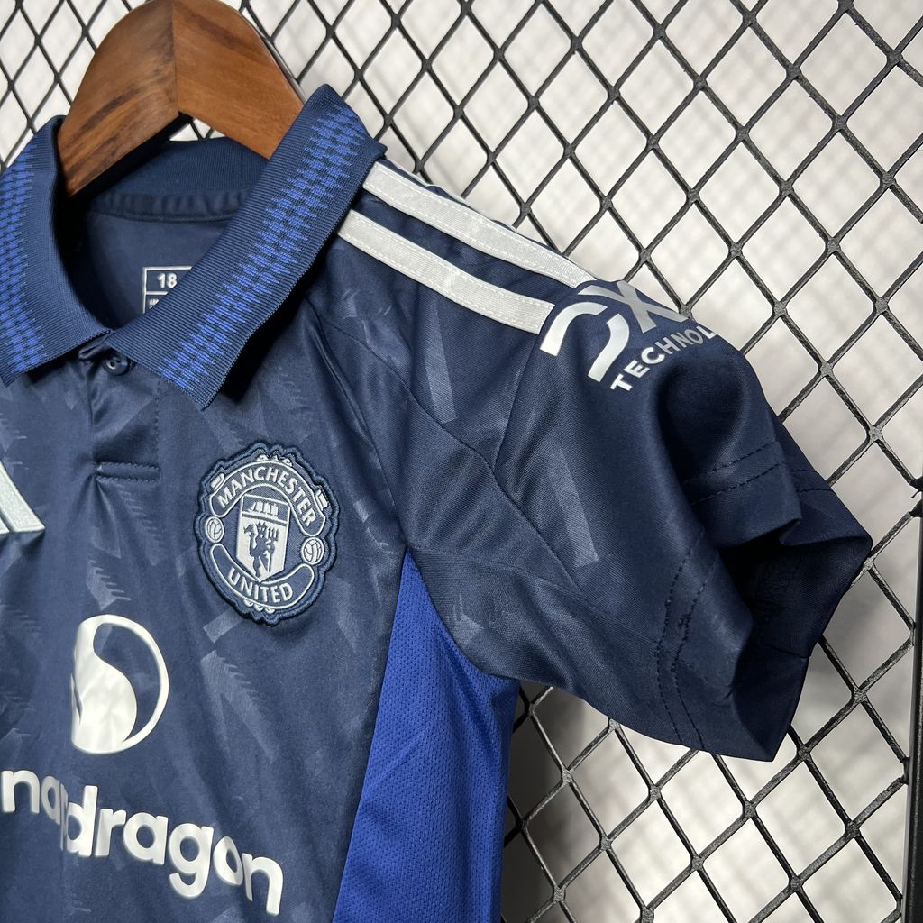 Kit reserva infantil do Manchester United 2024/25
