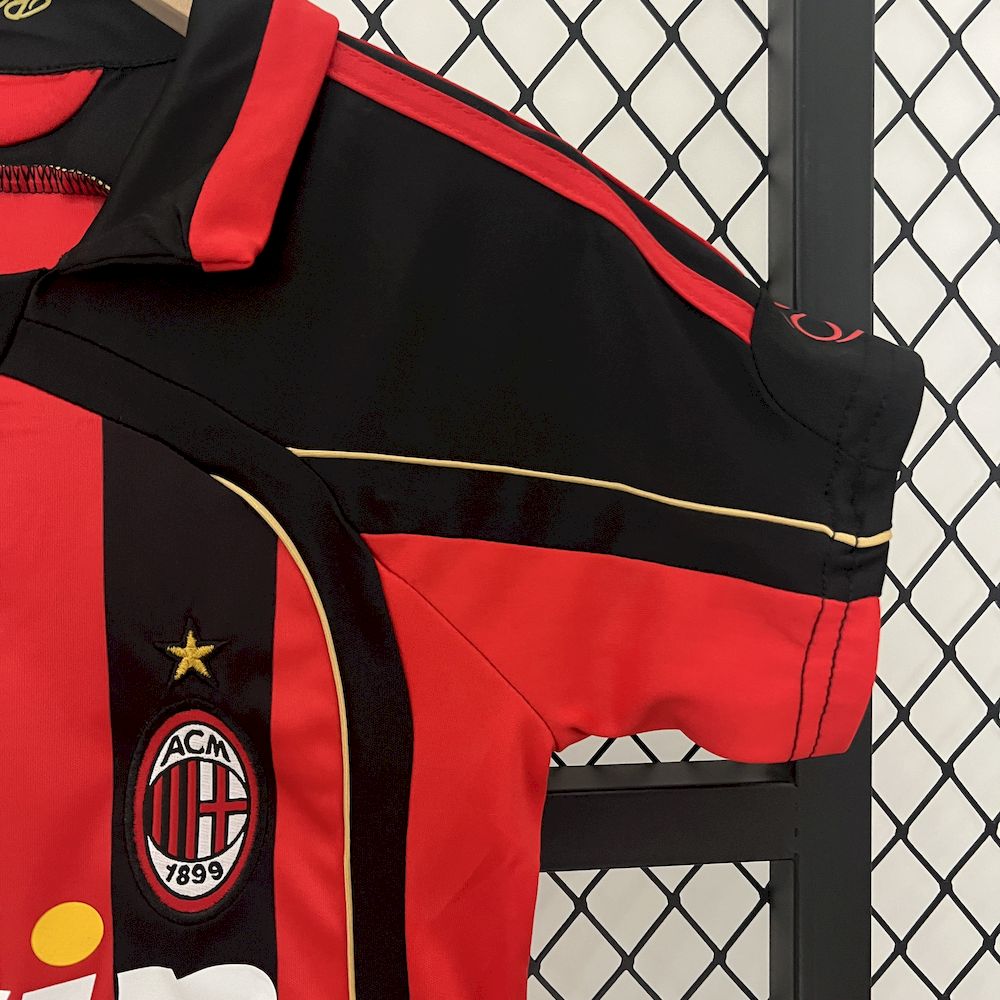 Camisa e shorts retrô infantil do AC Milan 2006/07