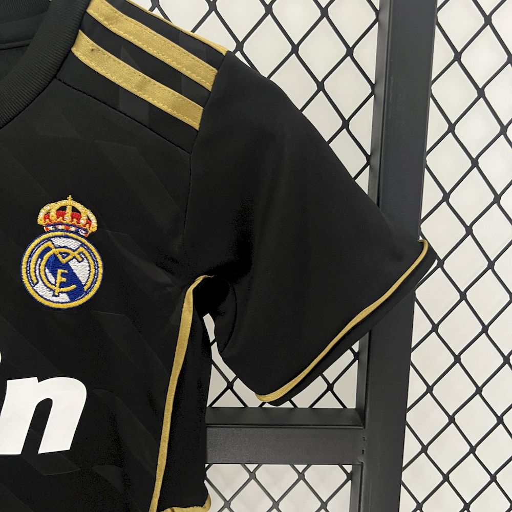 Camisa e shorts retrô infantil do Real Madrid 2011/12