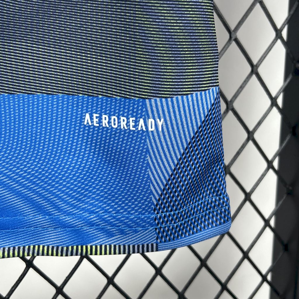 Kit infantil de treino pré-jogo do Real Madrid 2025/26