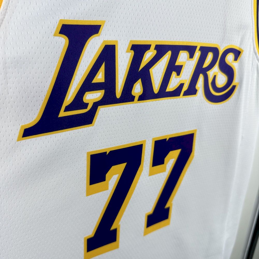 Edição da Associação Los Angeles Lakers 2023/24 DONCIC#77
