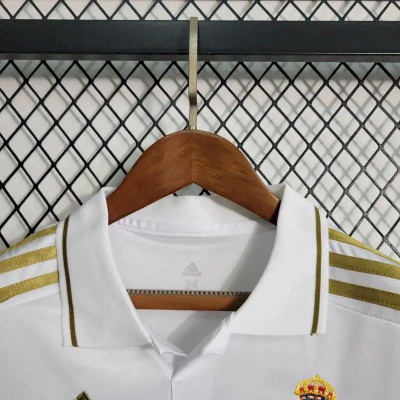 Camisa e shorts retrô infantil do Real Madrid 2011/12