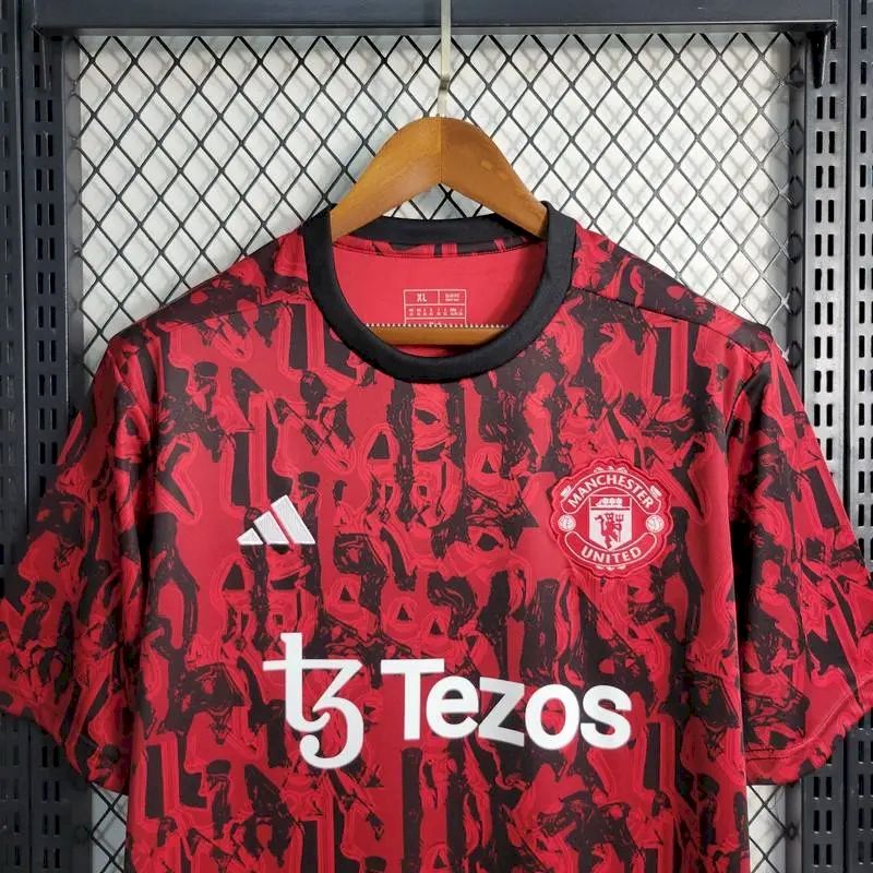Camisa de treino pré-jogo do Manchester United 2023/24 vermelha e preta