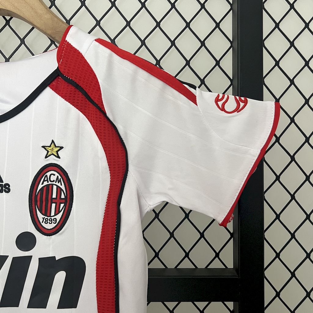 Camisa e shorts retrô infantil AC Milan 2006/07