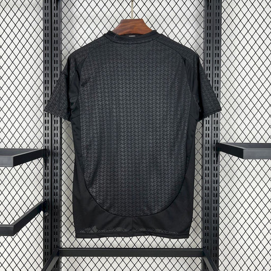 Maillot rose et blanc édition spéciale Real Madrid 2024/25