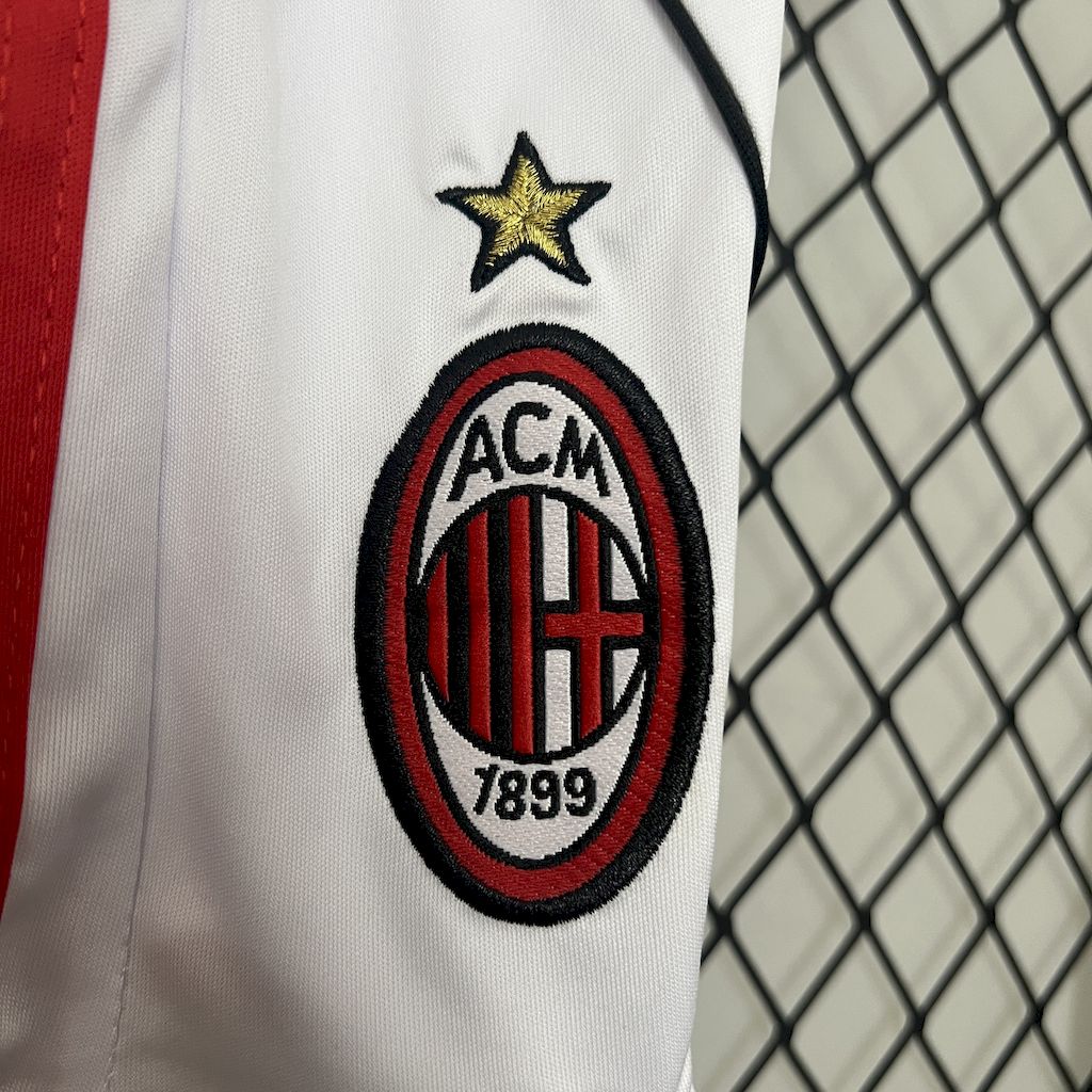 Camisa e shorts retrô infantil AC Milan 2006/07