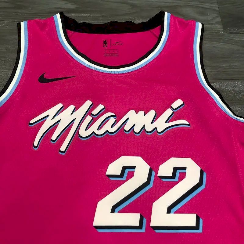Camisa Jimmy Butler Masculina Rosa Versão Jogador – Edição Clássica Retro