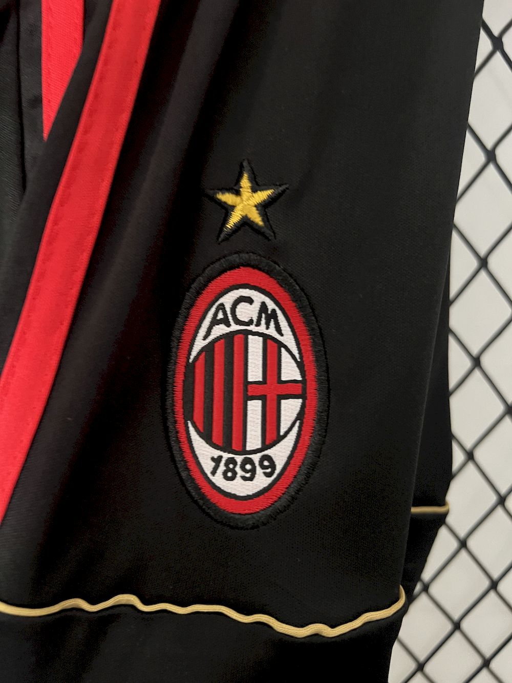 Camisa e shorts retrô infantil do AC Milan 2006/07