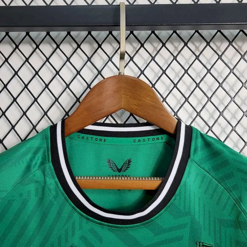 Kit reserva infantil do Newcastle United 2023/24