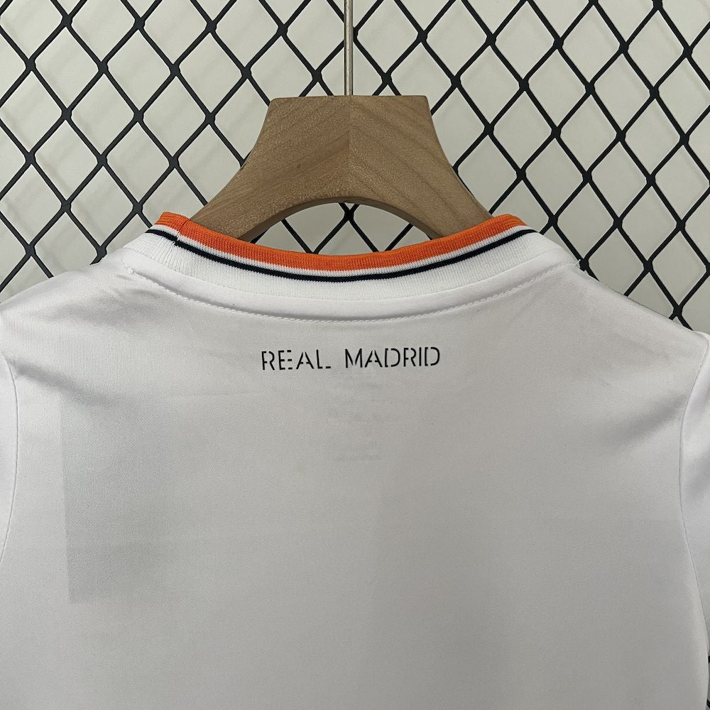 Camisa e shorts retrô infantil do Real Madrid 2013/14