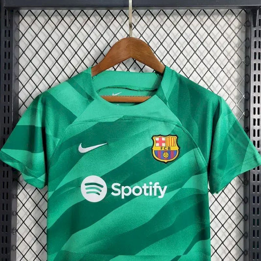 Kit de goleiro infantil verde do Barcelona 2023/24