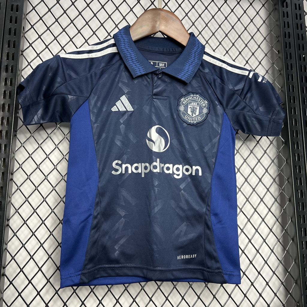 Kit reserva infantil do Manchester United 2024/25