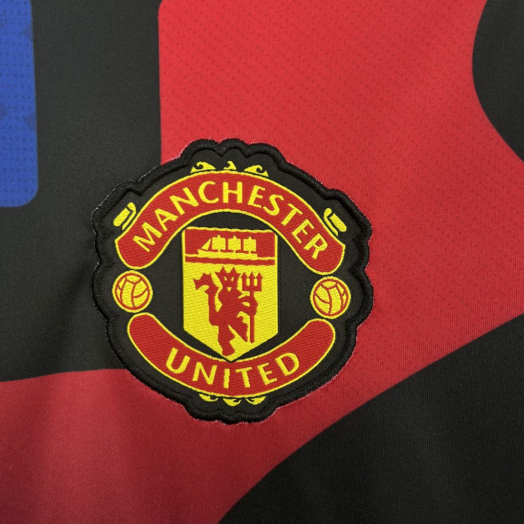 Camisa pré-jogo do Manchester United 2024/25