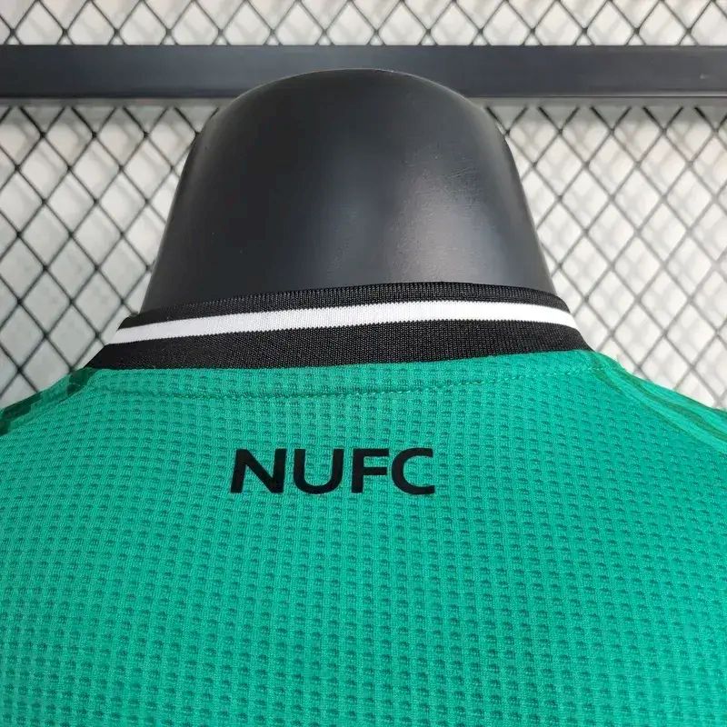 Camisa reserva do Newcastle United 2023/24, versão do jogador