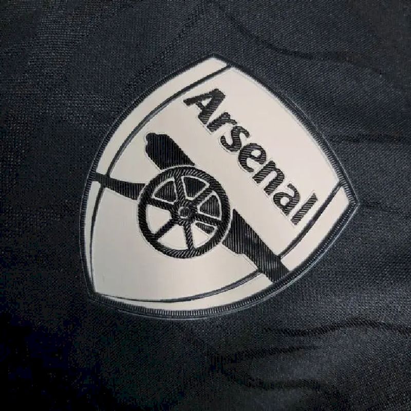 Camisa Arsenal 2023/24 com a marca compartilhada, versão jogadora