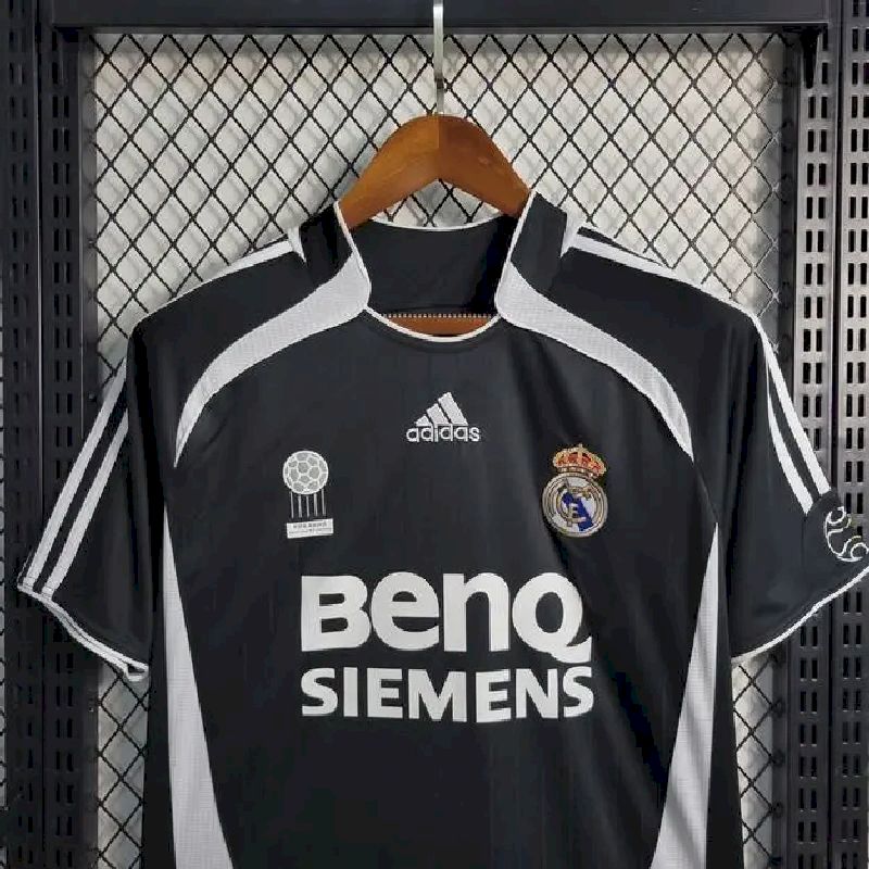 Camisa reserva retrô do Real Madrid 2006/07