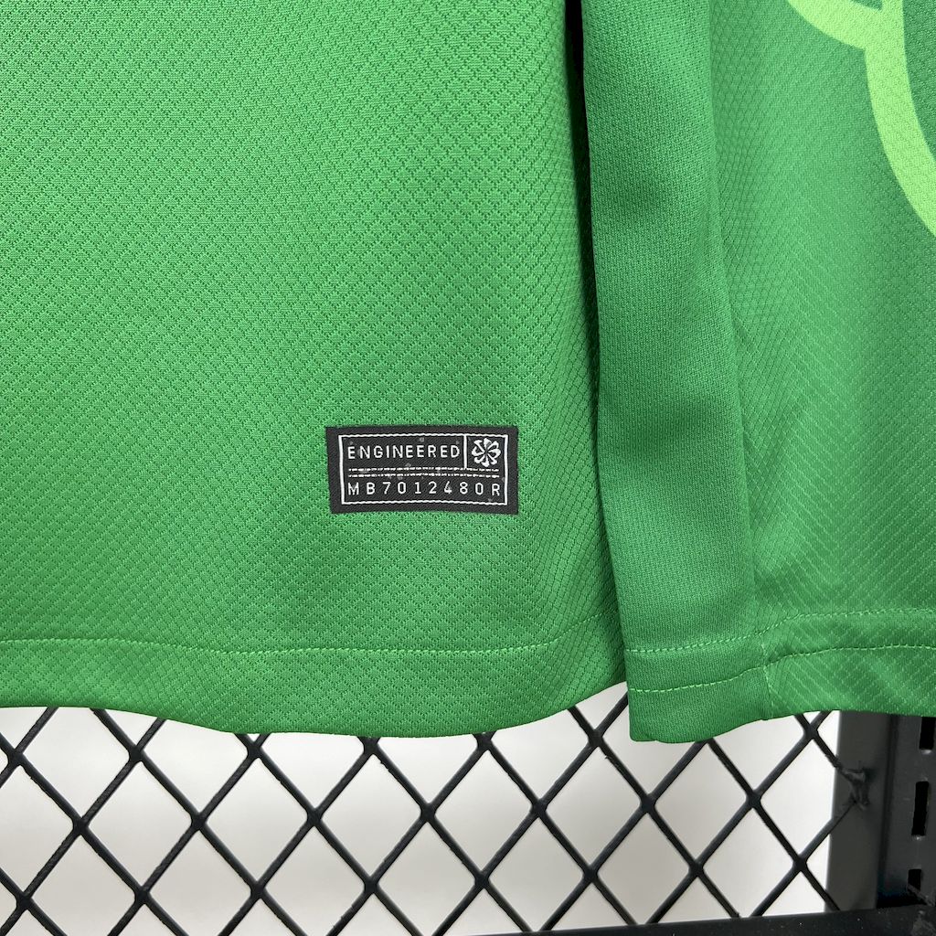 Paris Saint-Germain 2025/26 Green goalkeeper Long Sleeves Jersey