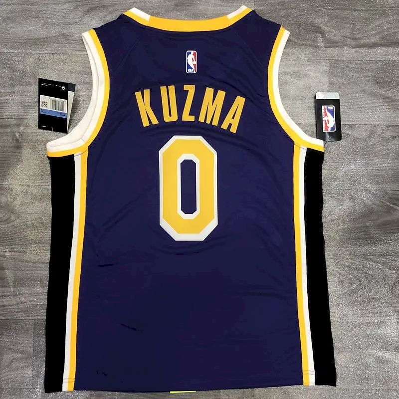 Camisa Masculina Kyle Kuzma Roxa Versão Jogador – Edição Clássica Retro