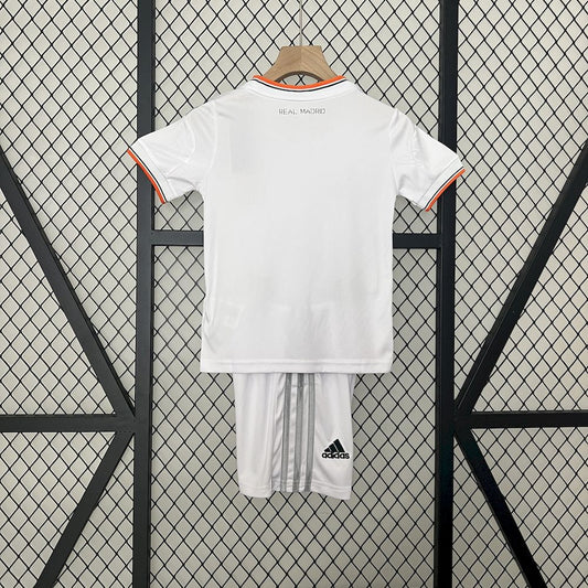 Camisa e shorts retrô infantil do Real Madrid 2013/14
