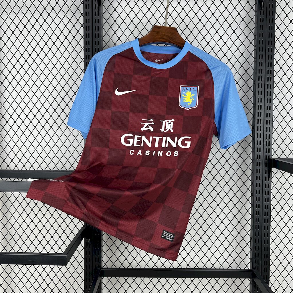 Camisa retrô do Aston Villa 2011/12