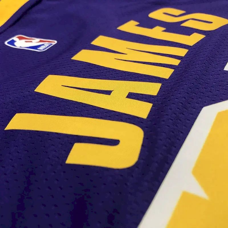 Camisa masculina LeBron James 2020-21 roxa Swingman versão jogador – Edição Statement