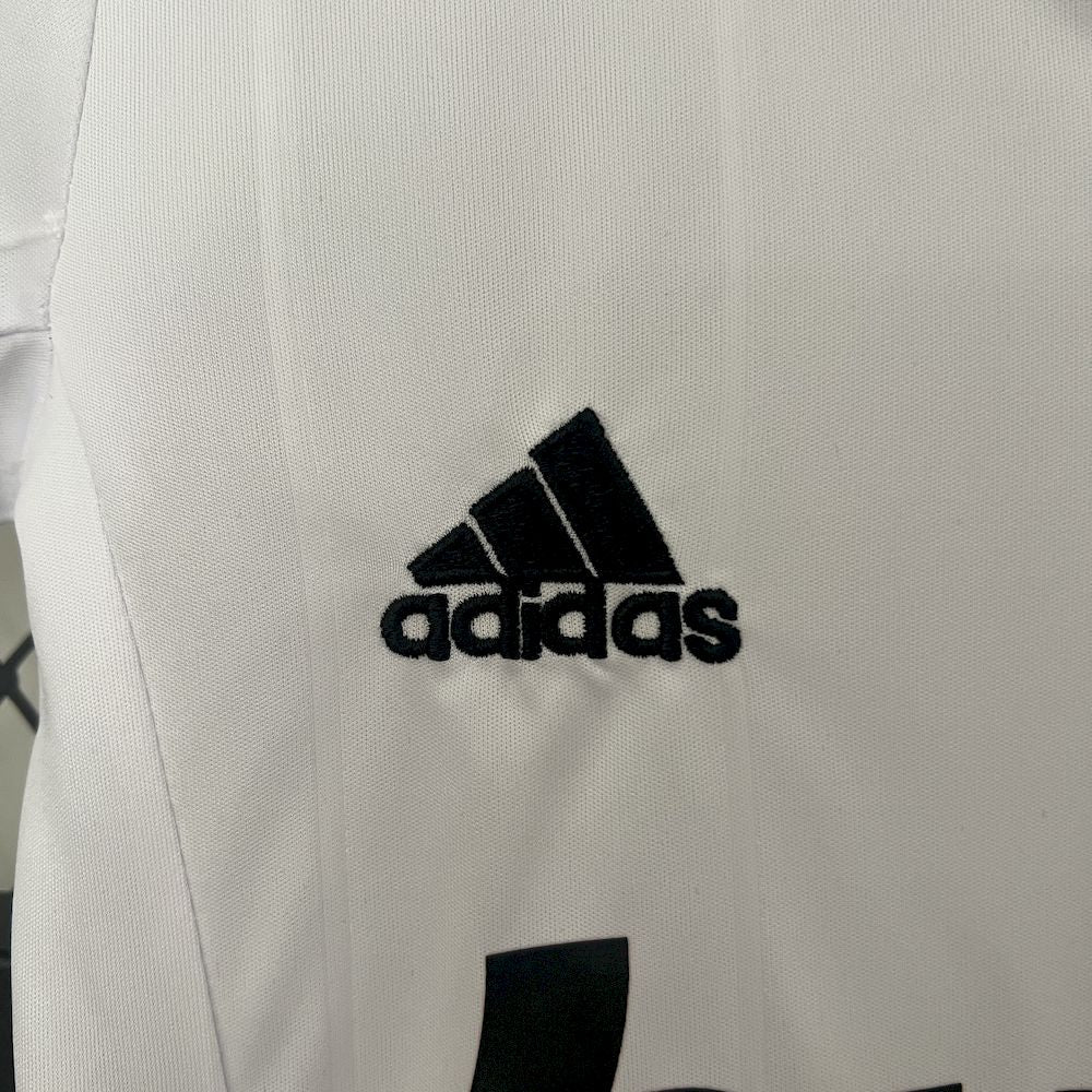 Camisa e shorts retrô infantil do Real Madrid 2012/13