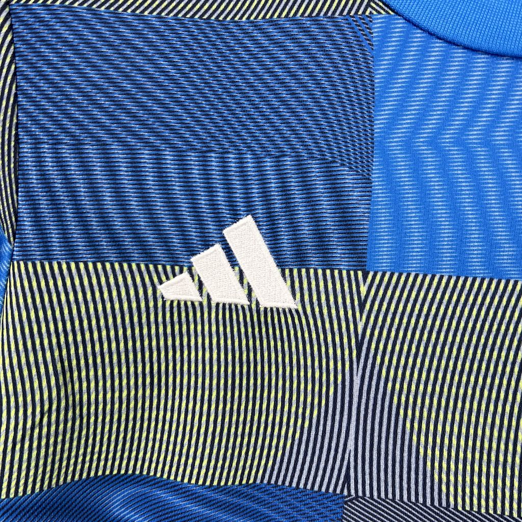 Kit infantil de treino pré-jogo do Real Madrid 2025/26