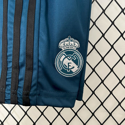 Camisa e shorts retrô infantil do Real Madrid 2017/18