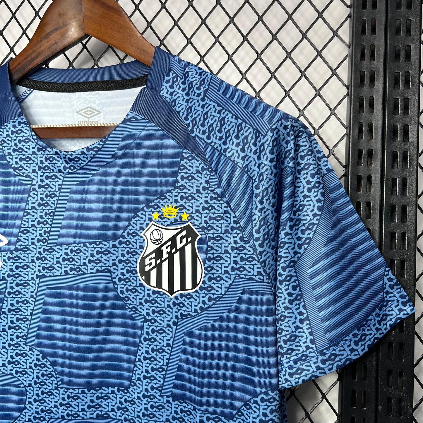 Camisa de treino pré-jogo do Santos 2024/25