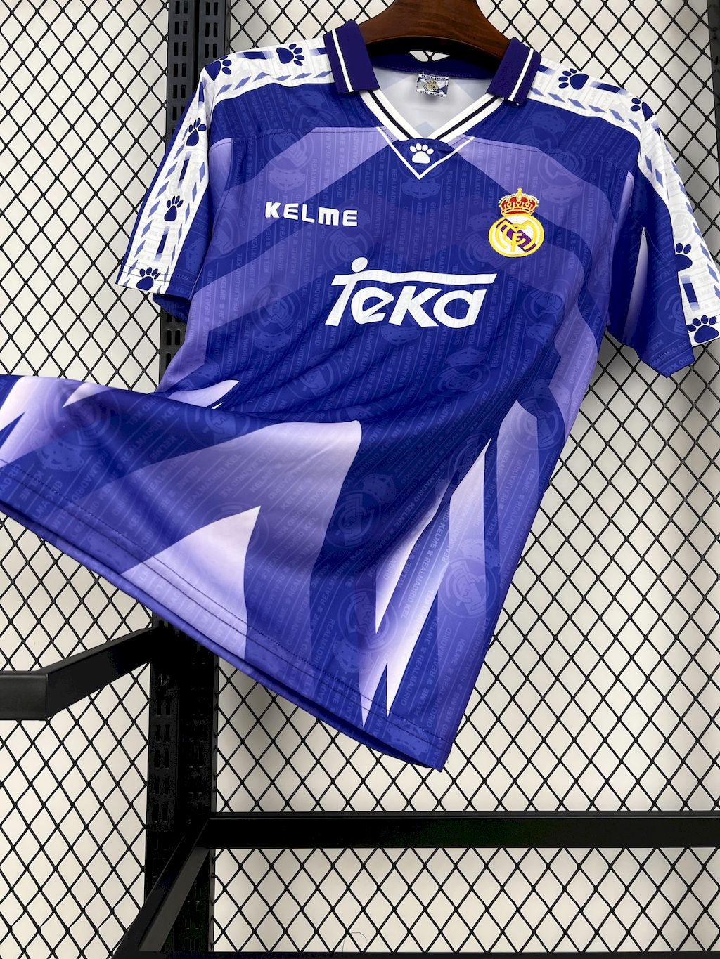 Camisa reserva retrô do Real Madrid 1996/97