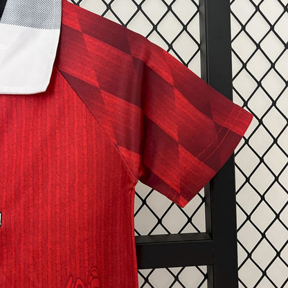 Camisa e shorts retrô infantil Manchester United 1996/97
