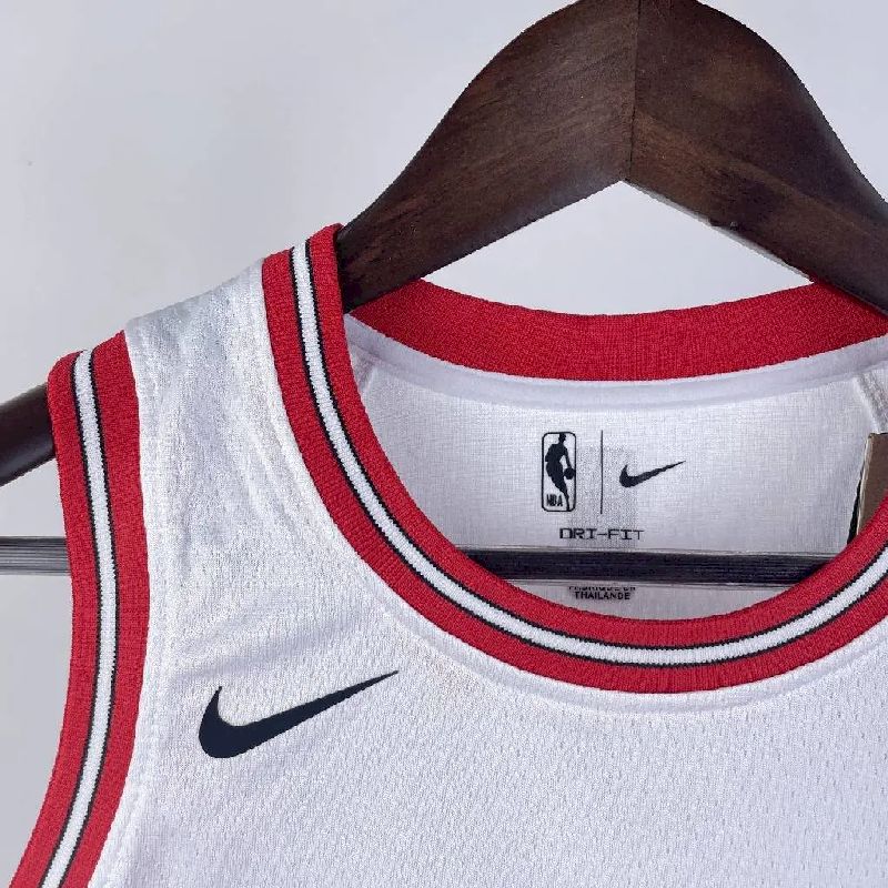 Camisa branca do time juvenil Michael Jordan